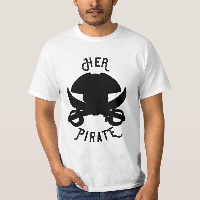 HER Pirat Black Crossbone Skull & Sword White T Shirt (Framsida)