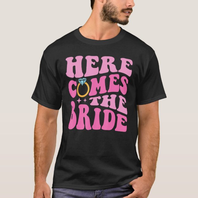 Here Come The Bride Bridal Bridesmaid Groovy Bache T Shirt (Framsida)
