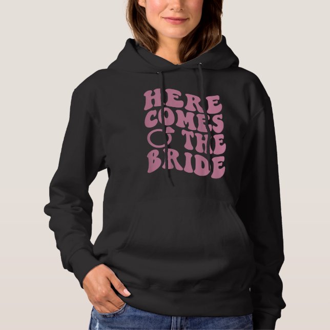 Here Comes Bride Groovy Groom Engaged Mrs Bachelor T Shirt (Framsida)