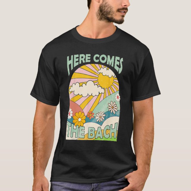 Here Comes The Bach Bridesmaid Groovy Retro 70s Ba T Shirt (Framsida)