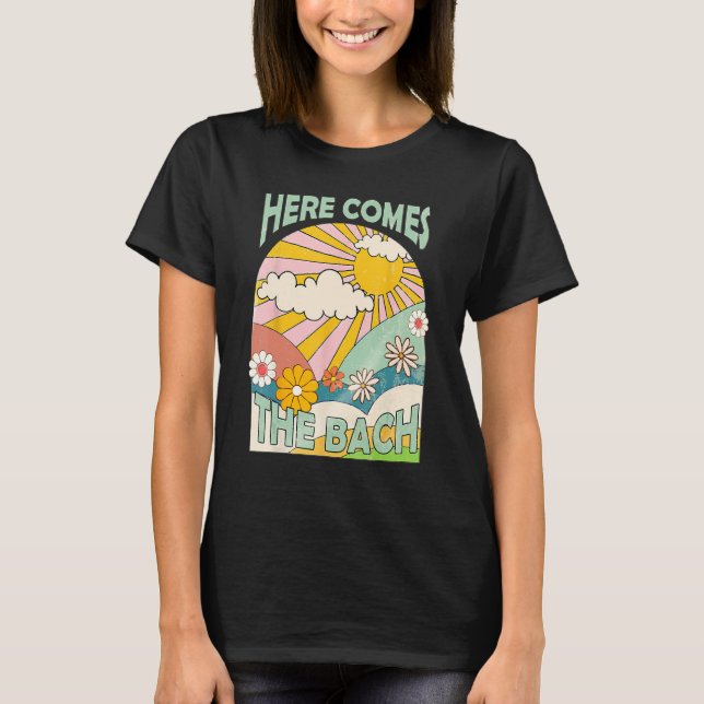 Here Comes The Bach Bridesmaid Groovy Retro 70s Ba T Shirt (Framsida)