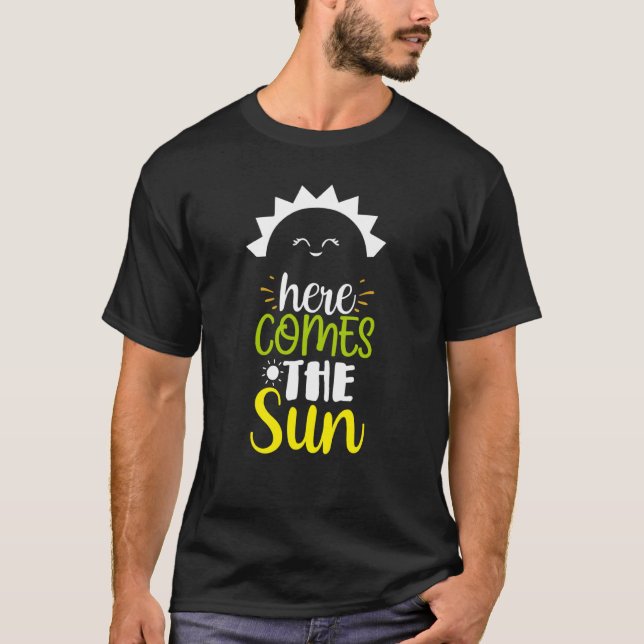 Here Comes the Sun Sunshine Sunny Days Outdoors Fu T Shirt (Framsida)