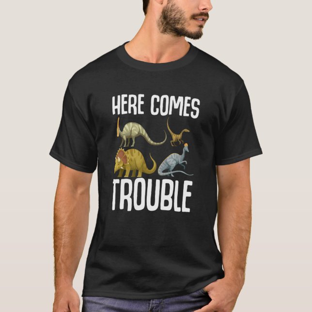Here Comes Trouble Dinosaur Rex Stegosaurus Tricer T Shirt (Framsida)