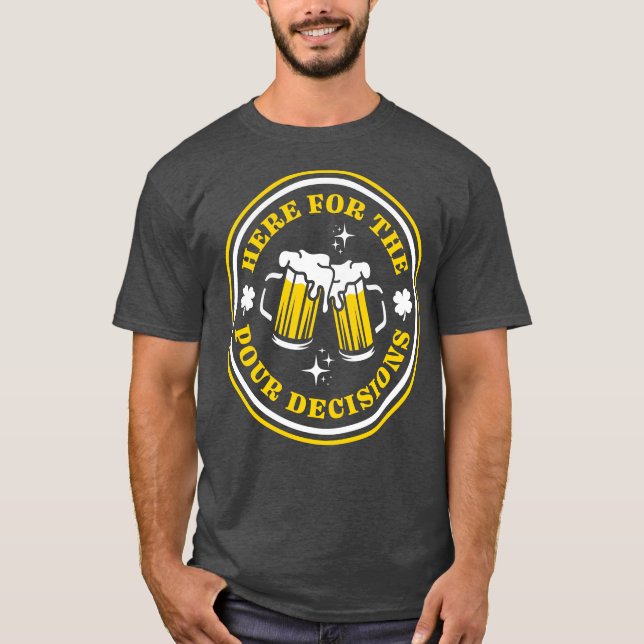 Here For The Pour Decisions Funny St Patricks Day  T Shirt (Framsida)