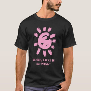 "HERE KÄRLEK ÄR SHINANDE" Anpassningsbar par Mon T Shirt