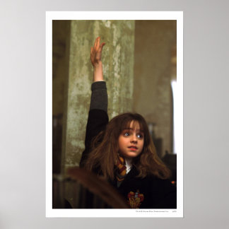 Hermione tar hand om henne poster