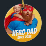 Hero Pappa sedan 20XX Modern Coola Enkel Julgransprydnad Keramik<br><div class="desc">Denna enkla och moderna utformning består av serif-typografi. "Hero Pappa sedan 20XX " på ett block av färg. Det här är en perfekt till Pappa på hans födelsedag,  fars dag,  julklappar osv.</div>