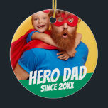 Hero Pappa sedan 20XX Modern Coola Enkel Julgransprydnad Keramik<br><div class="desc">Denna enkla och moderna utformning består av serif-typografi. "Hero Pappa sedan 20XX " på ett block av färg. Det här är en perfekt till Pappa på hans födelsedag,  fars dag,  julklappar osv.</div>