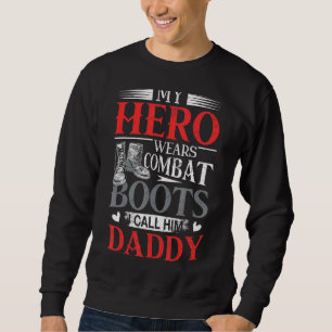 Hero Wears Combat Boots Jag kallar honom pappa Lång Ärmad Tröja