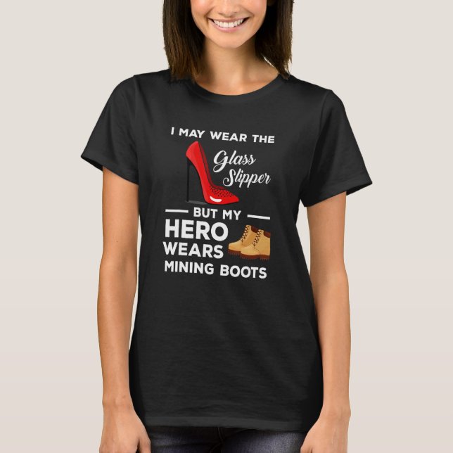 Hero Wears Mining Boots Coal Miner Makfe T Shirt (Framsida)
