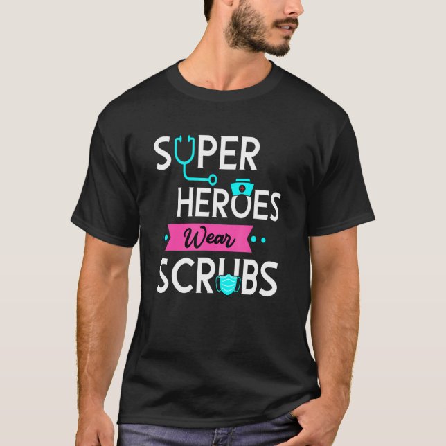 Heroes Bära Scrubs Handskar Nurse Nursing Cna Med T Shirt (Framsida)