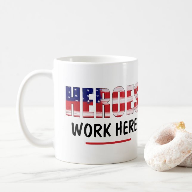 Heroes jobbar här kaffemugg (Med munk)
