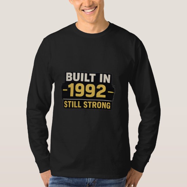 Herr ”Byggd 1992 – Fortfarande Stark” Grafik t-shi T Shirt (Framsida)