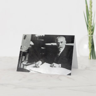 Herr Edward Elgar arbetar med en orkestral poäng Kort