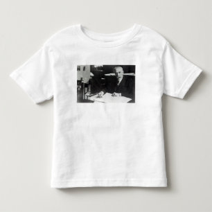 Herr Edward Elgar arbetar med en orkestral poäng Tee Shirt