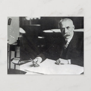 Herr Edward Elgar arbetar med en orkestral poäng Vykort