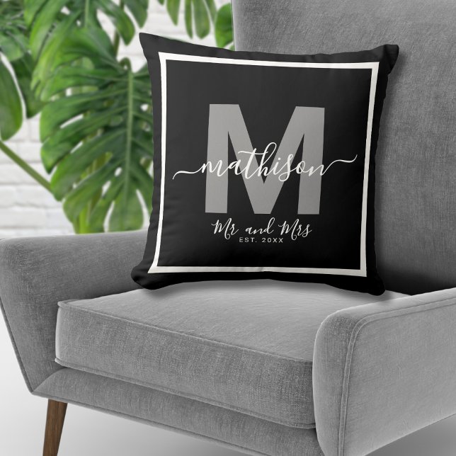 Herr Fru Namn Svart Nygifta Monogram Kudde (Mr Mrs Name Black Newlywed Monogram Throw Pillow)