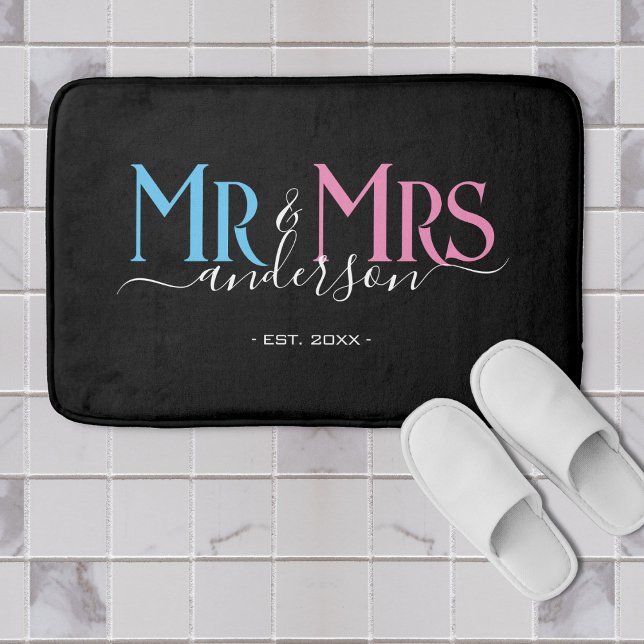 Herr & Fru Nygifta Par Bröllopsdag Svart Badrumsmatta (black mr and mrs bathmat with pink blue and white typography)