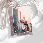 Herr & fru Plum Purple White Script Foto Spara Datumet<br><div class="desc">Herr och fru Plum Lila och Vit Script Foto Spara datum-kort. Stryk av dina gäster med detta stilrena, enkla, lila rosa, foto-sparat-datum-kort för bröllopet, med ett modernt vitt script över en bokeh lila bakgrund, stilfullt visande datumet för bröllopet horisontellt längs vänster sida, bredvid ett personligt foto av det blivande brudparet,...</div>