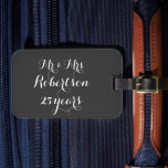 Herr och fru 25-årsjubileum bagagetikett bagagebricka<br><div class="desc">Elegant herr och fru personlig resväska tag. Personligt herr och fru 25-årsjubileum present. Elegant bröllopsdag presentidé för gifta par, make och maka eller nygifta. Anpassningsbart antal år som 1, 5, 10, 25, 40 etc. Personliga färger för honom och henne. Vintage kalligrafi handskrift typografi design. Lägg till ditt eget efternamn. Hans...</div>