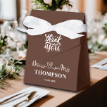 Herr och fru Elegant Enkel | Brun Presentaskar<br><div class="desc">Behandla dina gäster med en enkel men elegant present de kommer att värna om för alltid med Herr och fru Elegant Enkel | Brun Favor-boxen,  personlig med ditt nya familjenamn och bröllopsdatum! Ge dina gäster en present som är lika oförglömlig som ditt bröllop med denna personliga souvenir!</div>