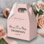 Herr och fru Elegant Enkel | Roséguld Presentaskar<br><div class="desc">Gör din stora dag oförglömlig med vår personliga Mr och Mrs Elegant Enkel | Roséguld presentask. Denna unika presentask är det perfekta sättet att lägga till en personlig touch på din bröllopsdag. Den eleganta roséguldsdesignen visar vackert ditt nya delade efternamn och speciella datum, vilket skapar en skattad souvenir för dig...</div>