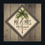 Herr och fru Rustic Bröllop Newlyed Monogram Namn Trätavla<br><div class="desc">Mr. och mrs Rustic Bröllop Newlyed Monogram Namn Wood Wall Art är designad med grått faux lador som bakgrund. Den har en söt grönt handflatan träd i mitten av den vita diamantformen som gränsar till ram. Texten är "Mr & Mrs" i trendigets smala lettering. Det nya lyktets efternamn är skript...</div>