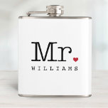 Herr Vintage skrivmaskin bröllopsmonogram Fickplunta<br><div class="desc">En klassisk herrflaska med vintage skrivmaskinsinspirerad typografi och en söt röd hjärtaccent samt ett anpassat efternamnsmonogram i bokstäver med mellanrum under. Den rena vita designen med svart text skapar en tidlös, retroinspirerad look för brudgummen. En rolig personlig gåva för bröllopsdagen, möhippan eller smekmånaden. Matchar den tillhörande fruflaskan. All text är...</div>