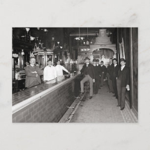 Herrar som dricker vid bardisken, 1910 vykort