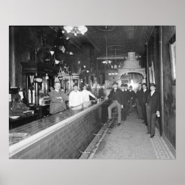 Herrar vid bardisken, 1910. Vintagefoto Poster