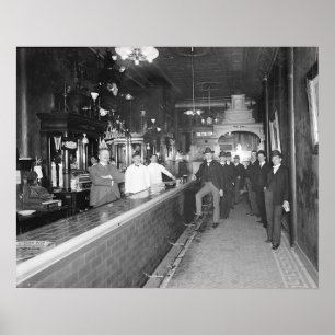Herrar vid bardisken, 1910. Vintagefoto Poster