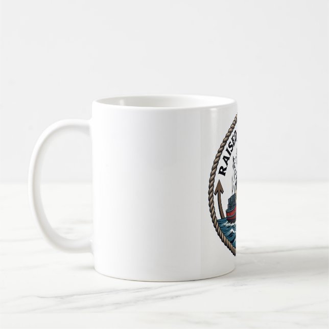 Herrbaserad "Raised by the Tide" grafisk t-shirt Kaffemugg (Vänster)