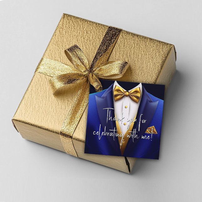 Herrens Royal Blue Gold Födelsedagsfest Gåvor Etiketter (Royal blue and gold favor gift tag with tuxedo. Add your text, logo, photo, etc., to personalize.)