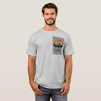 Herrgrå äventyrsgrafiskt tryckt t-shirt