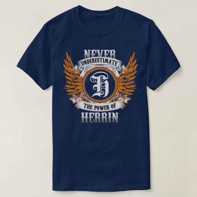 Herrin Namn Shirt underskattar aldrig T (Design framsida)