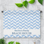 Herringbone Blue White Beach House Anpassningsbar Kökshandduk<br><div class="desc">Denna söt, personligens strandkonstruktion har en lätt texturerad, blå och vit örtben mönster. Lägg enkelt till dina personuppgifter i mallarna så visas de i båda ändar av handduken. Du kan till och med byta "strandhus" till "sommarhem", "hus i sjö" eller någon annan formulering som du vill ha. Den här moderna...</div>
