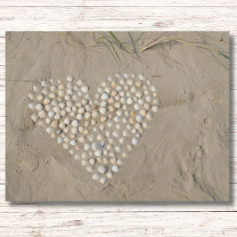 Herz aus Muscheln am Strand Vykort