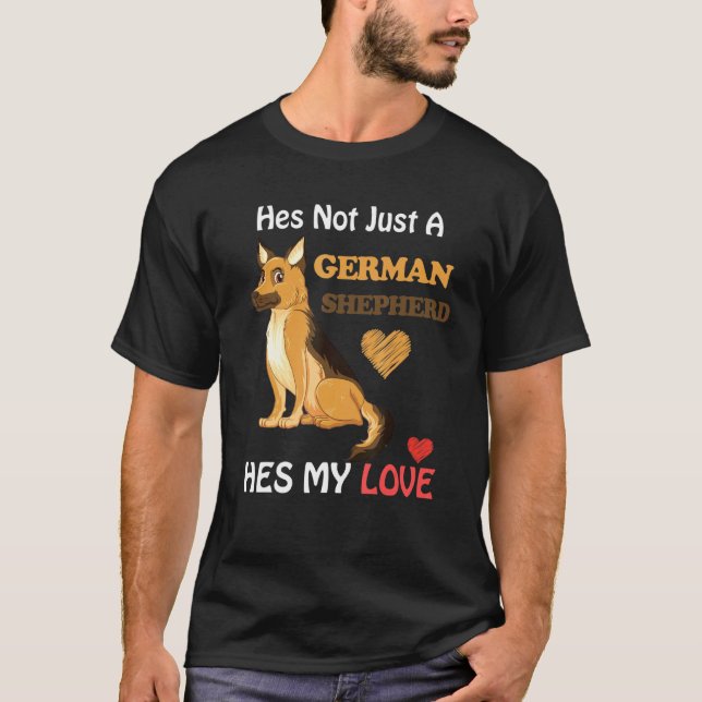 Hes inte bara en tysk shepherd Valentines day Hund T Shirt (Framsida)