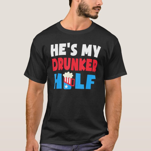Hes min drunker halv 4 juli Beer Drinking America T Shirt (Framsida)