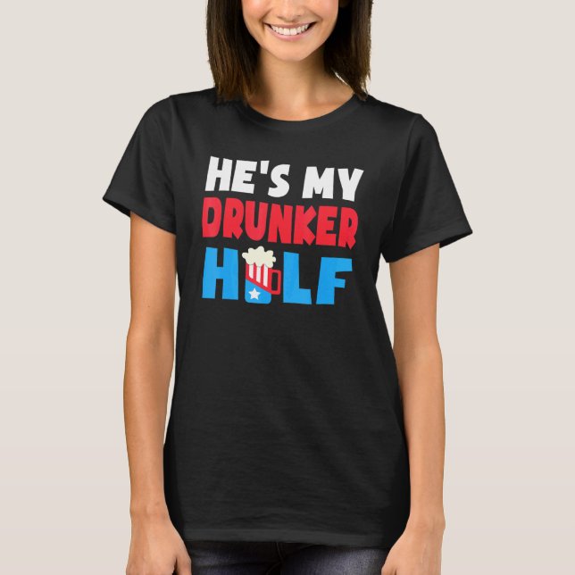 Hes min drunker halv 4 juli Beer Drinking America T Shirt (Framsida)