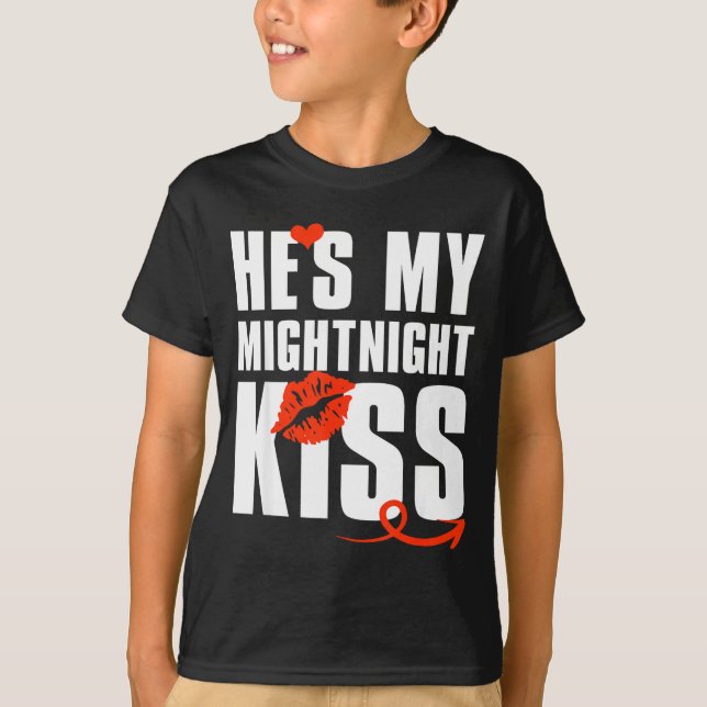 He's My Midnight Kiss Happy New Year Matching Funn T Shirt (Framsida)