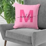 Hetero Rosa Initial Namn Monogram Kudde<br><div class="desc">Söt personlig hett rosa initial bokstav monogram kastkudde hem inredning. Denna snygga monogramkudde kombinerar en modern minimalistisk, ren och enkel stil med en sofistikerad men trendig vibe, vilket gör den till en mångsidig accentdel. Med en djärv hett rosa initial över en ljus babyrosa bakgrund med ett elegant svart skrivstil-kalligrafi namn,...</div>