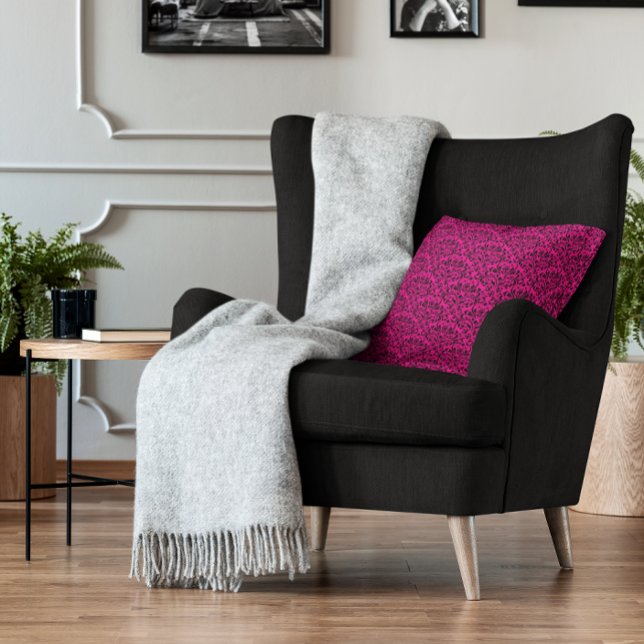 Hetero rosa och svart rosblommig damask kudde (Hot Pink and Black Rose Floral Damask Throw Pillow)