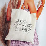 Hett Bachelorette Summer Anpassningsbar Bacheloret Tygkasse<br><div class="desc">Matchande toter för din summery bachelorette getaway-funktion "hett bachelorette sommar" i trendigets typografi med en textrad under anpassningsbarna,  som visas med målet och året.</div>