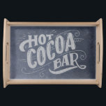 Hett Cocoa Pub Chalkboard Frukostbricka<br><div class="desc">Den här hetten av kakao i pub som serverar brickan har ett krithandsbokstäver som säger "Hett Cocoa Pub" på en faux-kritbakgrund. I bokstäverna finns dekorativa svasser och prydnadssnurrar.</div>