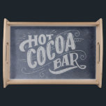Hett Cocoa Pub Chalkboard Frukostbricka<br><div class="desc">Den här hetten av kakao i pub som serverar brickan har ett krithandsbokstäver som säger "Hett Cocoa Pub" på en faux-kritbakgrund. I bokstäverna finns dekorativa svasser och prydnadssnurrar.</div>