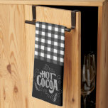 Hett Cocoa Pub Chalkboard Kökshandduk<br><div class="desc">Kakaobakannhandduken i denna hett är försedd med ett gaffeldrag där det står "Hett Cocoa" på en svart bakgrund. I bokstäverna finns dekorativa svasser och prydnadssnurrar. Injektionshanddukens överdel är svart och vit kontroll.</div>