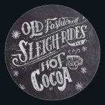 Hett Cocoa Pub Chalkboard Runt Klistermärke<br><div class="desc">Kakabaken med pub-klistermärke i hetten är en klibbig handskrift där det står "Gamle Fashioned Sleigh Rides and Hett Cocoa" på en faux chalkboard-bakgrund. I bokstäverna finns dekorativa svasser och prydnadssnurrar.</div>