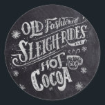 Hett Cocoa Pub Chalkboard Runt Klistermärke<br><div class="desc">Kakabaken med pub-klistermärke i hetten är en klibbig handskrift där det står "Gamle Fashioned Sleigh Rides and Hett Cocoa" på en faux chalkboard-bakgrund. I bokstäverna finns dekorativa svasser och prydnadssnurrar.</div>