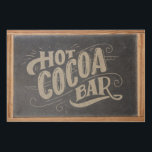 Hett Cocoa Pub Chalkboard Trätavla<br><div class="desc">Kakabinens hett Kakaos pub är ett glimt handbrev som säger "Hett Kakao Pub" på ett faux chalkboard-bakgrund. Kritbordet är omgivet av en ram av trä. Mönstret är tryckt på trä,  men det finns ingen egentlig ram. (ram är en fotobild.) I bokstäverna finns dekorativa svasser och prydnadssnurrar.</div>